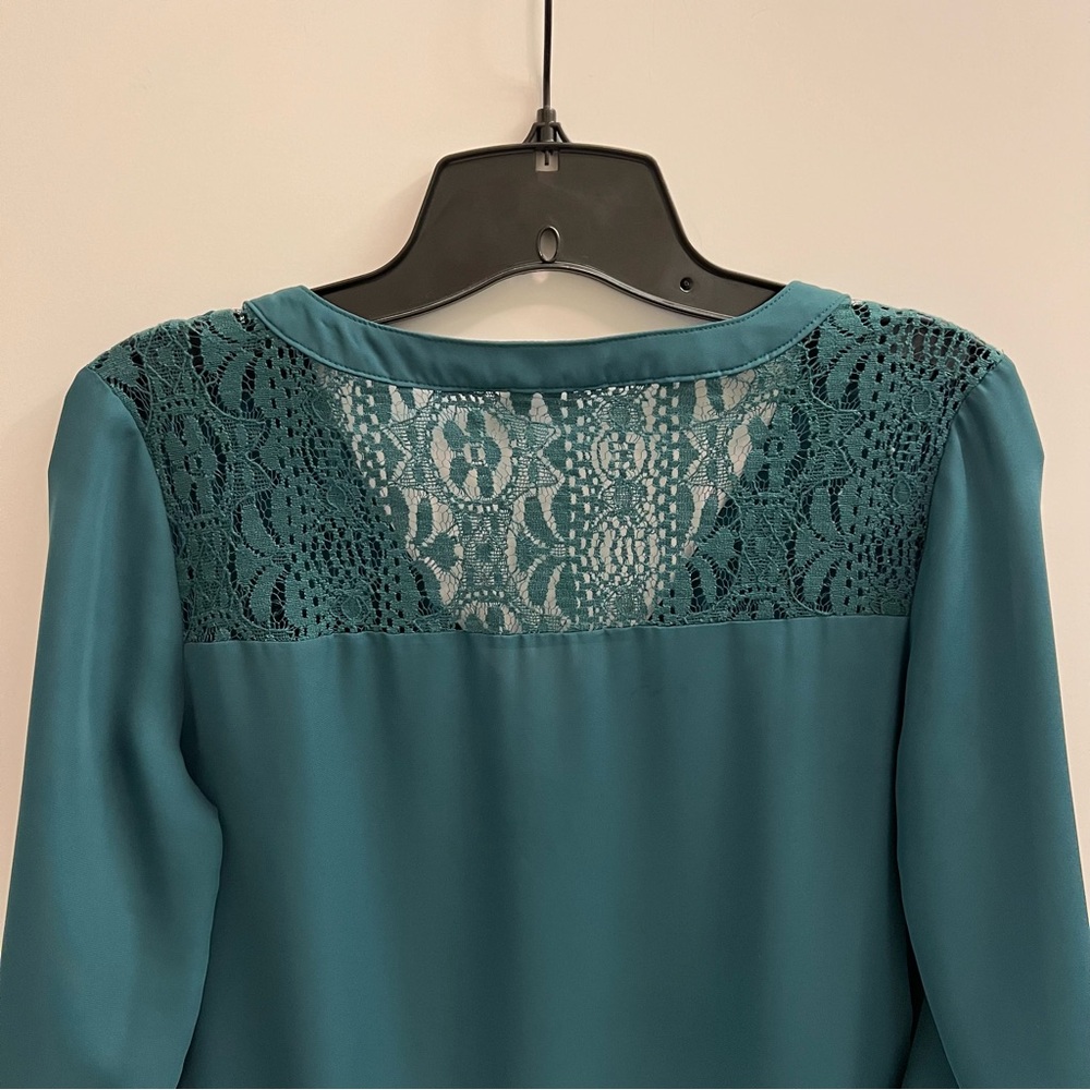 Chic Teal Blouse with Lace Detail - Picture 7 of 11